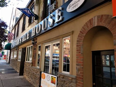 Austin ale house - Austin's Ale House is a restaurant and bar in Kew Gardens, NY, serving brunch, lunch, dinner and kids menus. Check out the menu, photos, reviews and order …